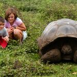 2 niños con Galapago