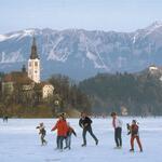 SLOVENIJA , BLED , 1997DRSALCI NA ZAMRZNJENEM BLEJSKEM JEZERU. V OZADJU BLEJSKI OTOK  BLEJSKI GRAD IN PLANINE.FOTO:SRDJAN ZIVULOVIC/BOBODIA